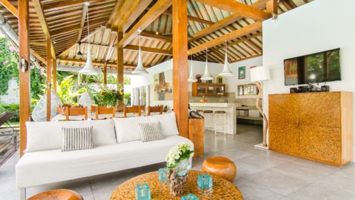 45+ Lush Poolside Living In Upscale Seminyak Background