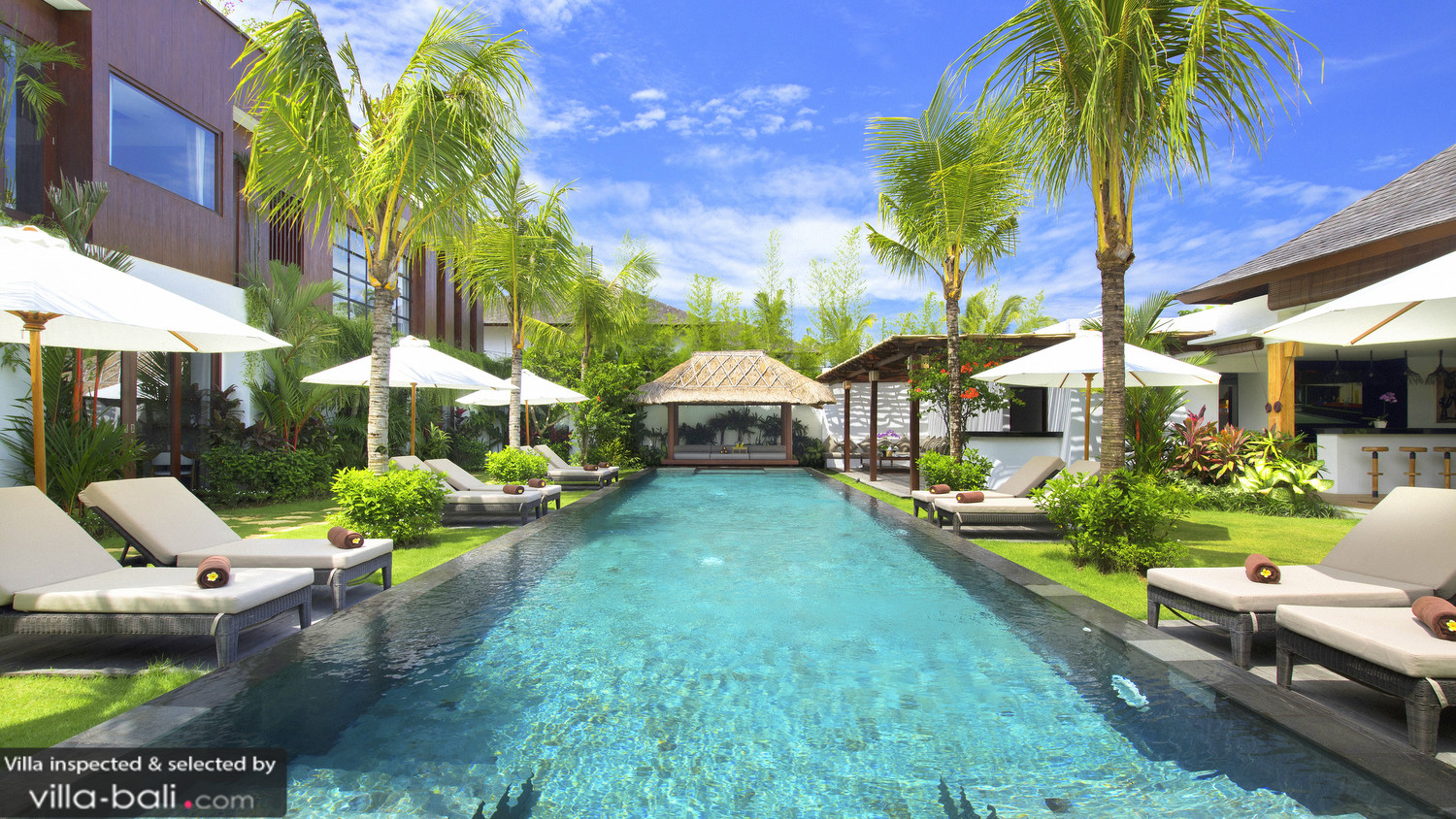 46+ Seminyak, 7 Bedrooms, Walk To Beach, Amazing Value Background