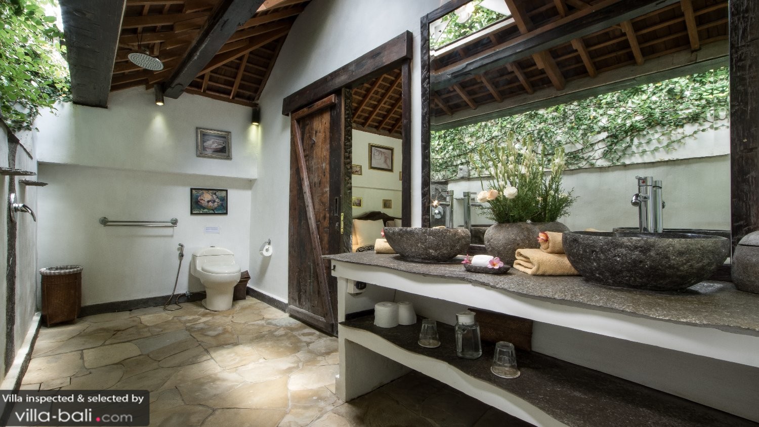 Villa jempiring in seminyak, bali 5 schlafzimmer Schwarze möbel design