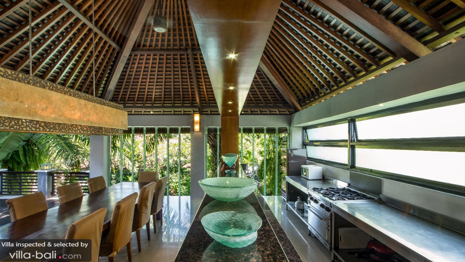 Villa mojo i seminyak, bali 4 sovrum