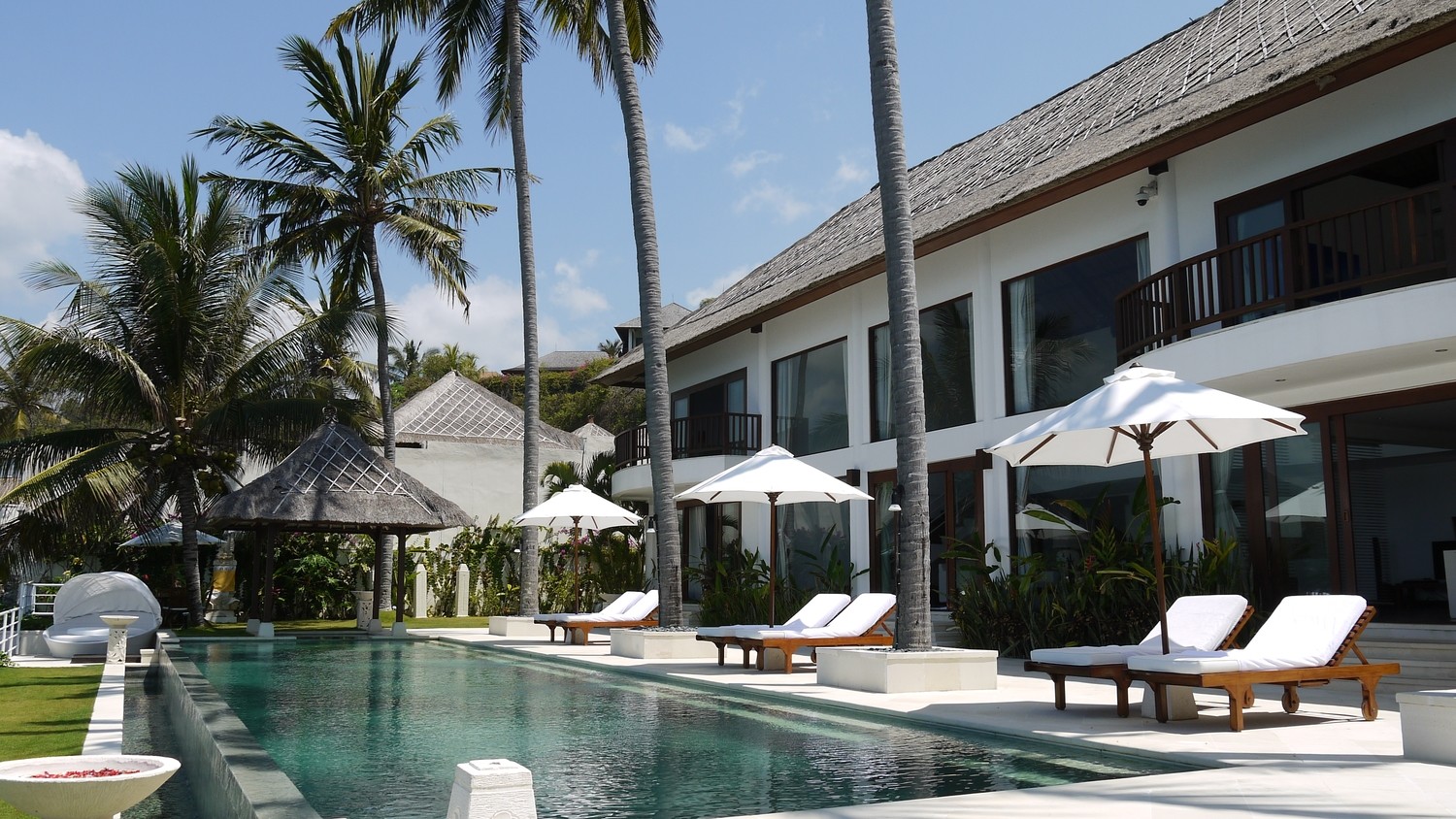 Villa Blanca in Candidasa, Bali (5 bedrooms) - Best Price & Reviews!