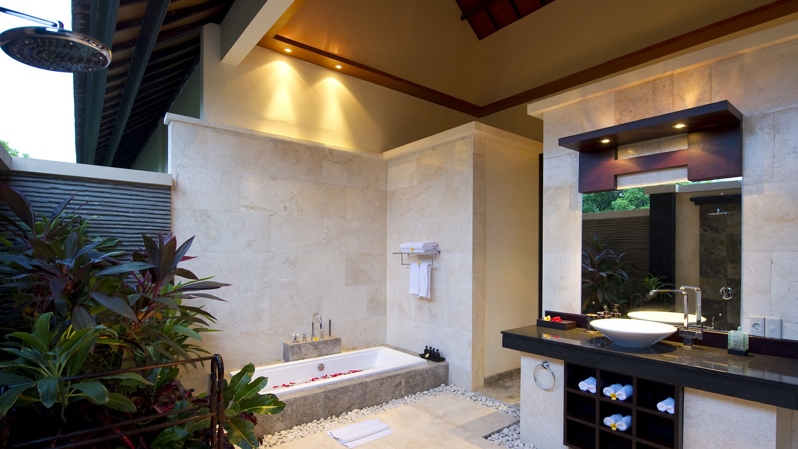 Villa LeGa In Seminyak, Bali (5 Bedrooms) - Best Price & Reviews!