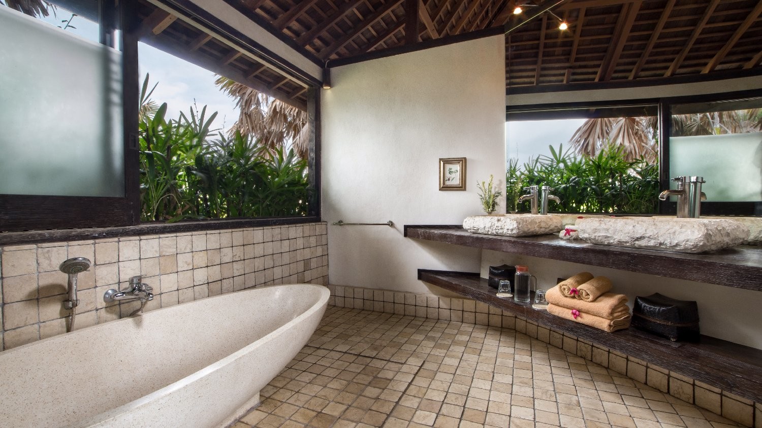 Villa Phinisi in Seminyak, Bali (7 bedrooms) - Best Price & Reviews!